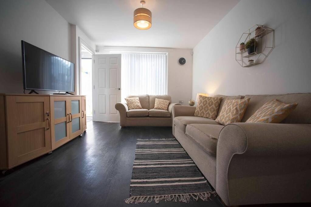 A Cosy 3-Bed Family House In Liverpool Sleeps 6 With Parking Spaces Exterior photo